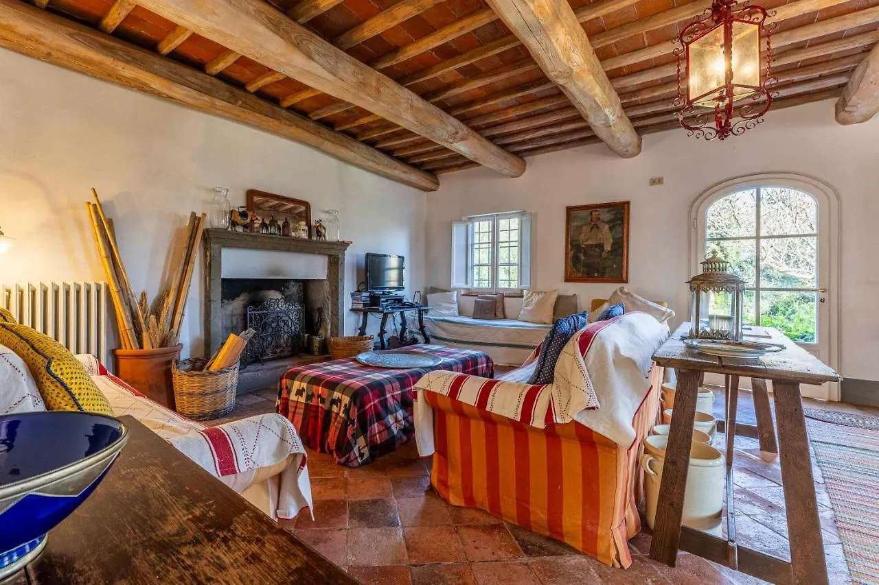 Villa La Casa Dei Limoni, Camaiore, Toscana, Indipendent House With Private Outdoor Garden